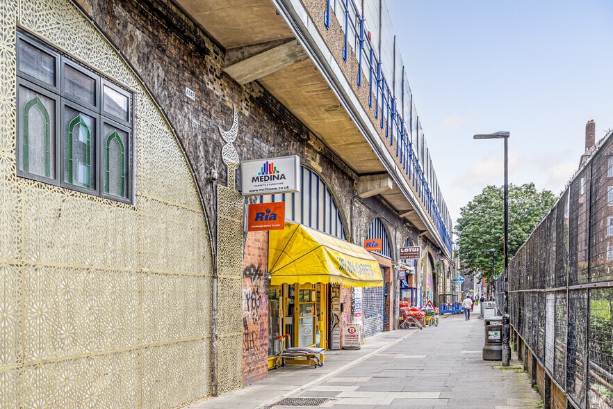Martha St, London to rent - Building Photo - Image 2 of 2