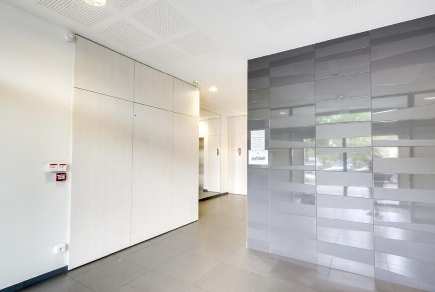 1-3 Avenue Salvador Allende, Vaulx-en-Velin to rent - Interior Photo - Image 2 of 12