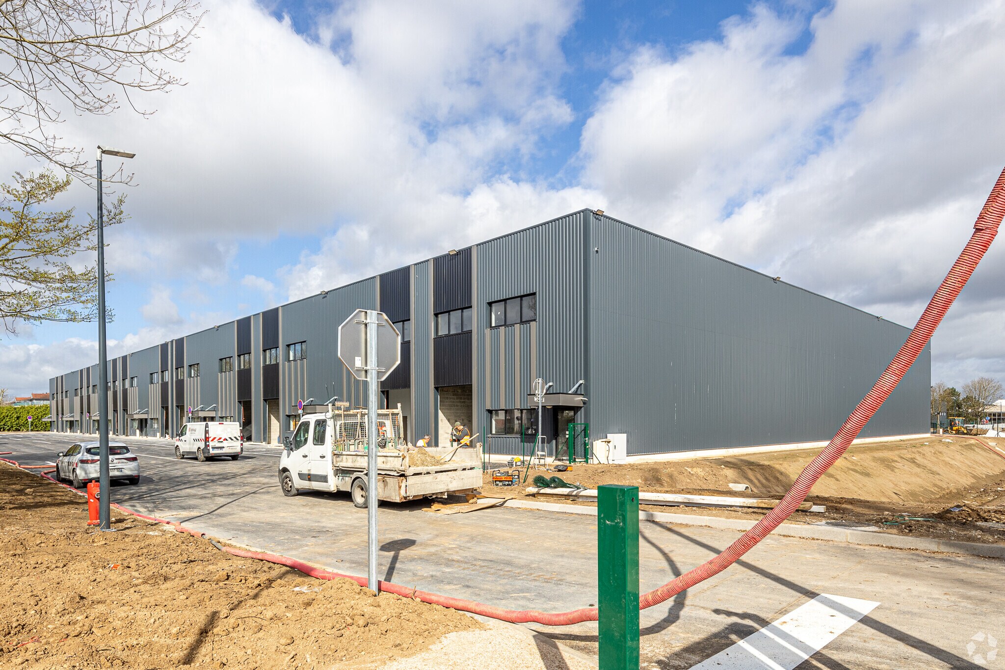 Light Industrial in Cergy to rent Primary Photo- Image 1 of 2