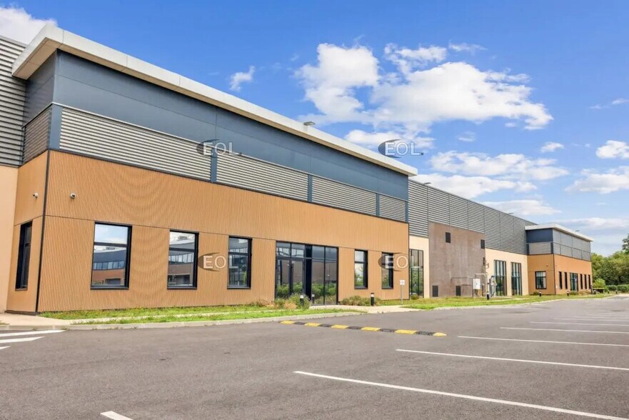 Light Industrial in Sucy-en-Brie to rent - Building Photo - Image 2 of 23