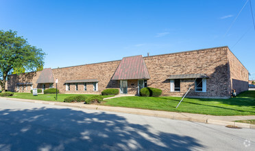 2450-2458 Pan Am Blvd, Elk Grove Village, IL for sale Building Photo- Image 1 of 1