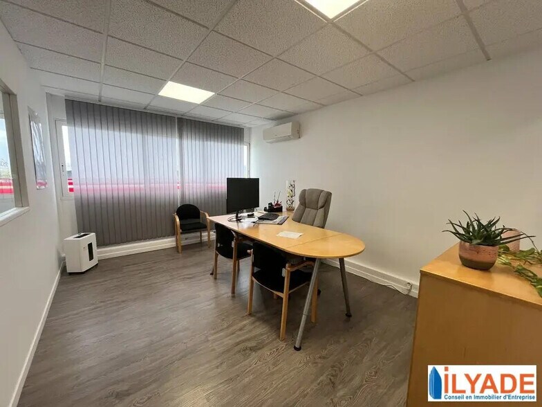 Office in Rousset to rent - Interior Photo - Image 1 of 8