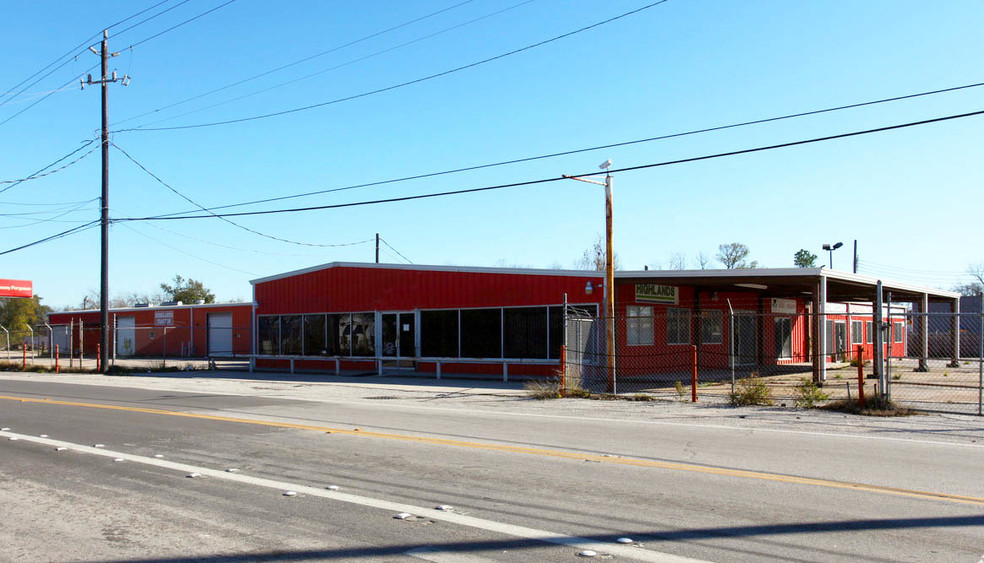 227 N Main St, Highlands, TX for sale - Building Photo - Image 1 of 1