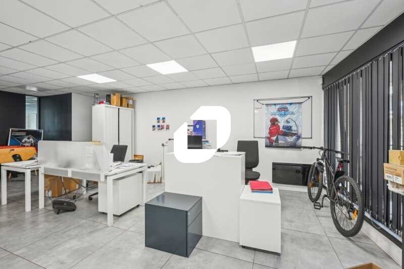 Office in Levallois-Perret to rent - Interior Photo - Image 2 of 12