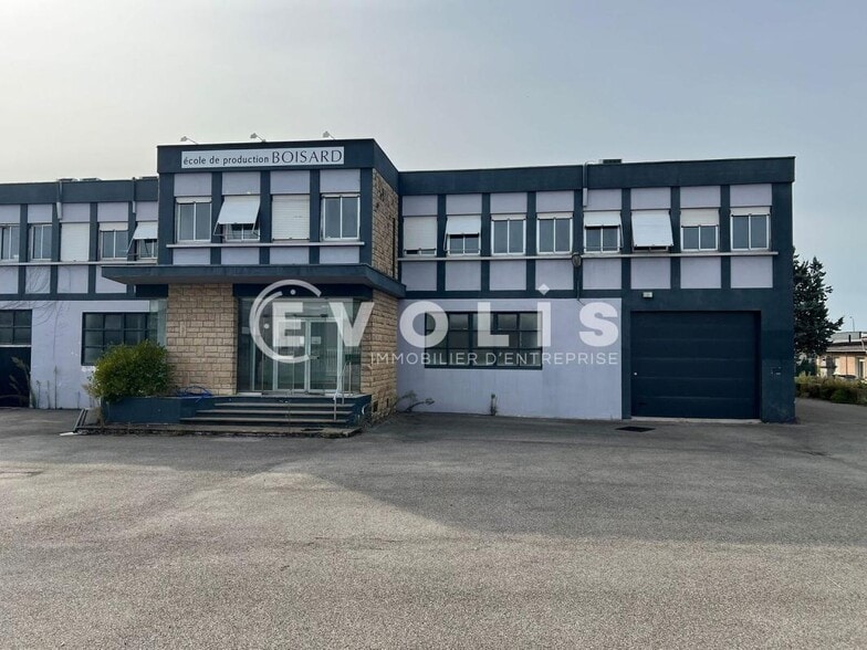 Light Industrial in Décines-Charpieu for sale - Building Photo - Image 2 of 22