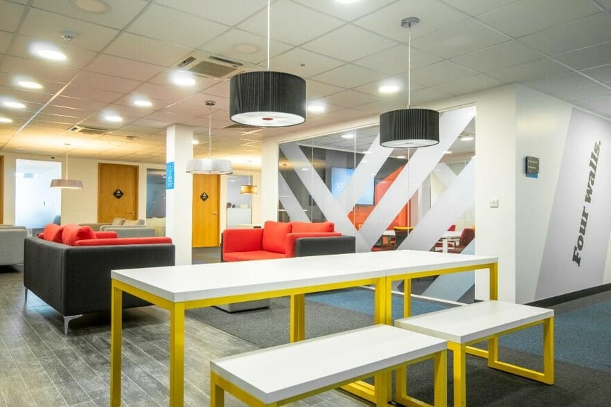 121 Brooker Rd, Waltham Abbey to rent - Interior Photo - Image 3 of 29