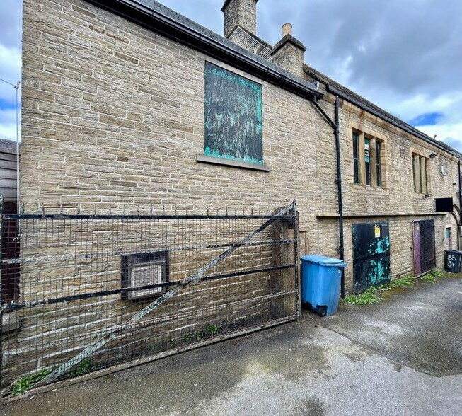84 Southgate, Elland for sale - Building Photo - Image 3 of 21