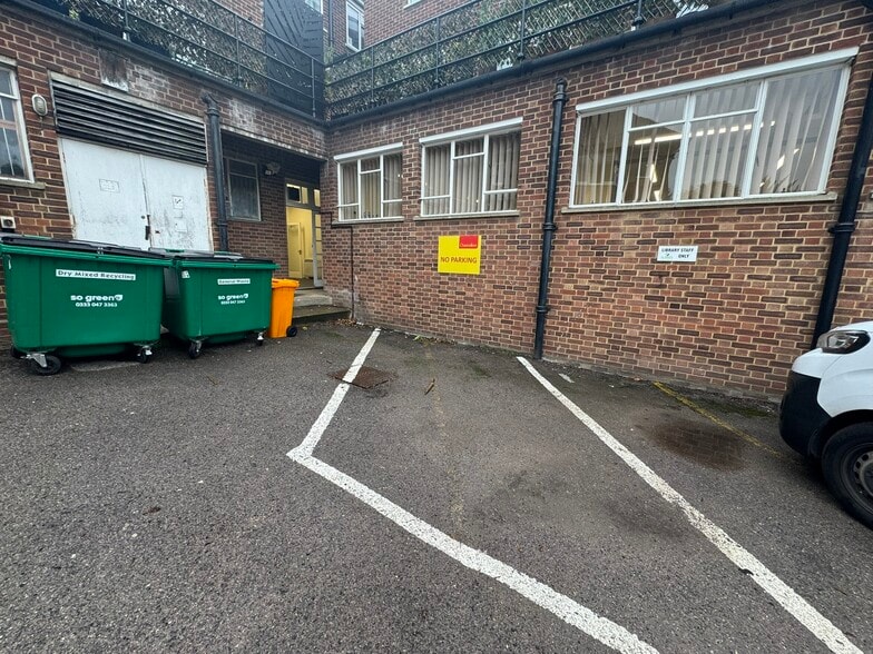 11 Station Parade, Virginia Water to rent - Building Photo - Image 3 of 7