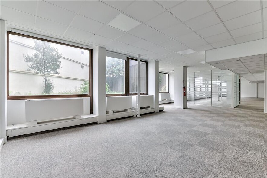Office in Saint-Cloud to rent - Building Photo - Image 3 of 6