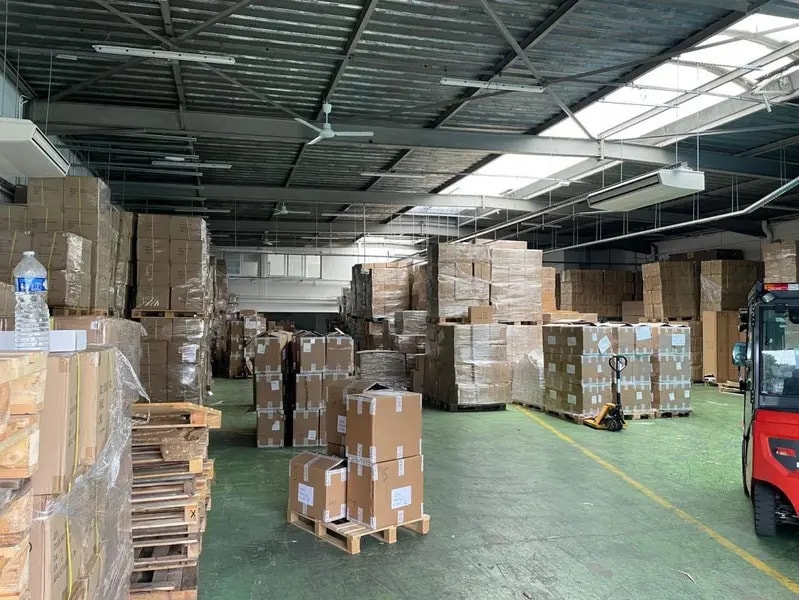 Industrial in Montreuil to rent Interior Photo- Image 1 of 11