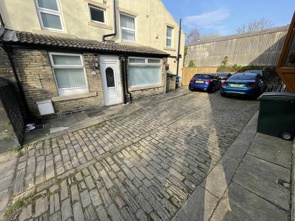 132 Bradford Rd, Brighouse for sale - Primary Photo - Image 1 of 1