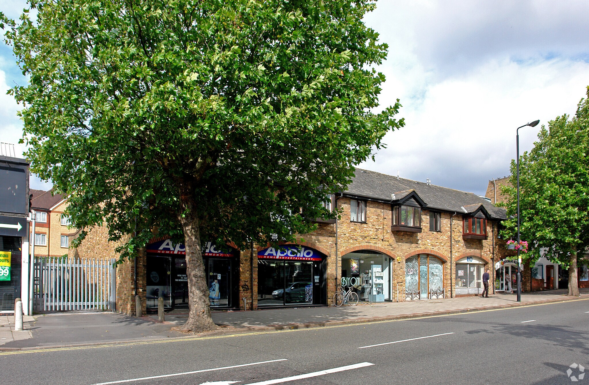 54 High St, London for sale Primary Photo- Image 1 of 1