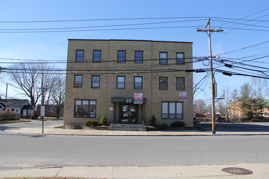 22 Lawrence Ave, Smithtown, NY for rent - Building Photo - Image 1 of 27