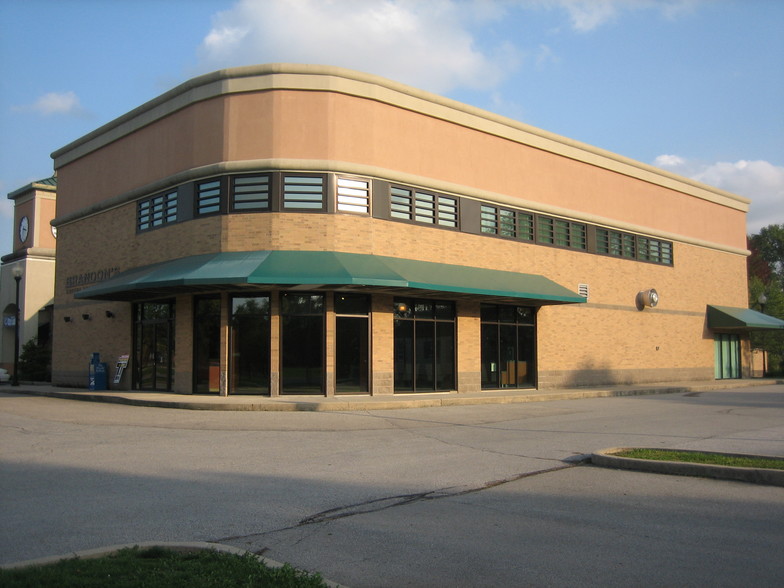 1811-1933 University Blvd, Anderson, IN for rent - Building Photo - Image 2 of 23