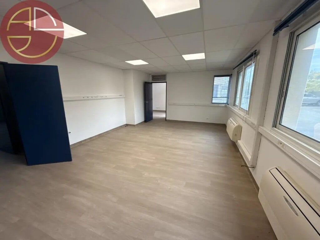 Location Bureaux 439 m² - Photo 1