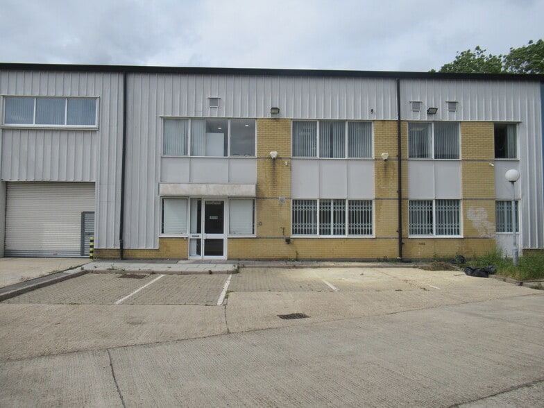 Gresham Way, London to rent - Building Photo - Image 2 of 9