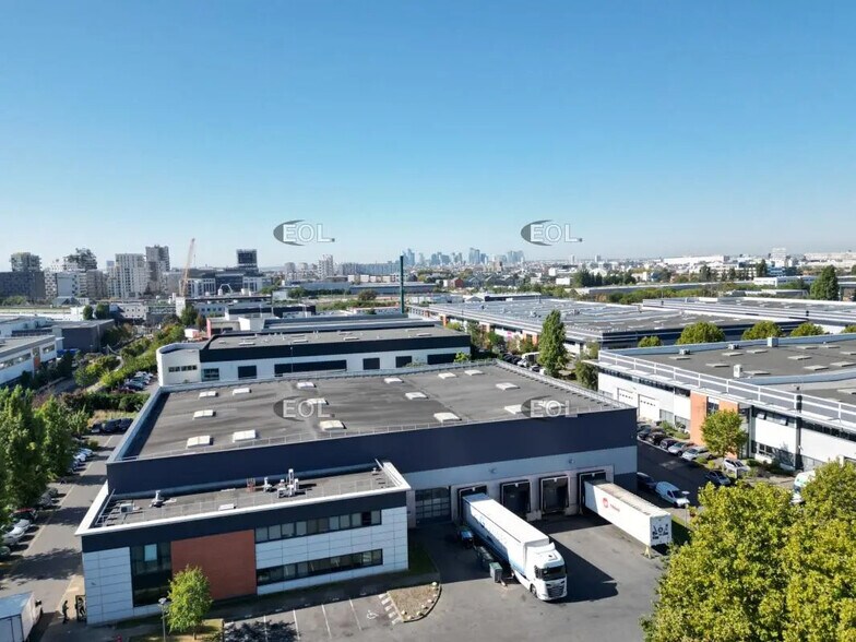 Industrial in Gennevilliers to rent - Aerial - Image 2 of 8