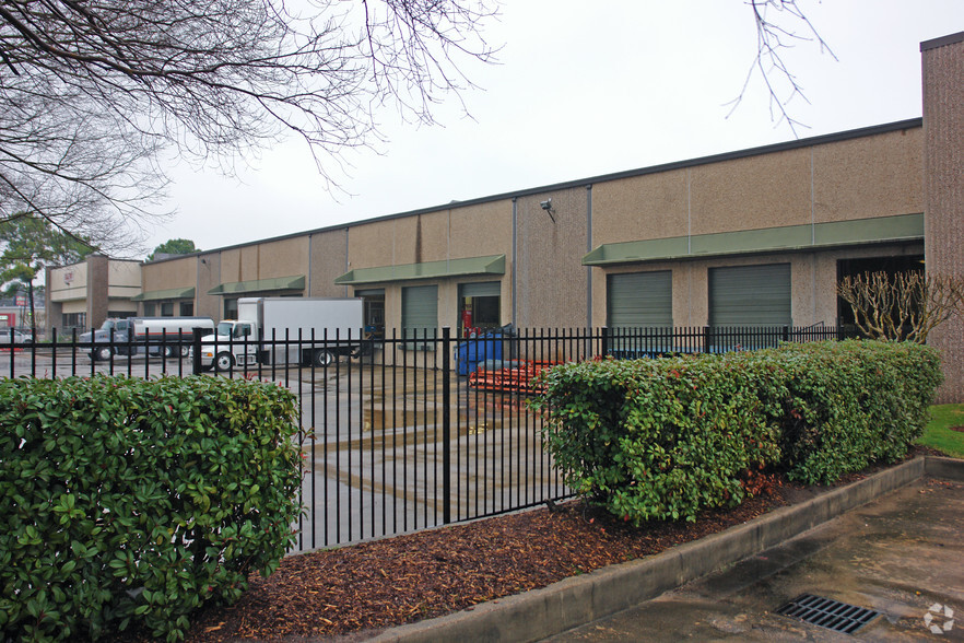 5700-5750 Campbell Rd, Houston, TX for sale - Building Photo - Image 1 of 1