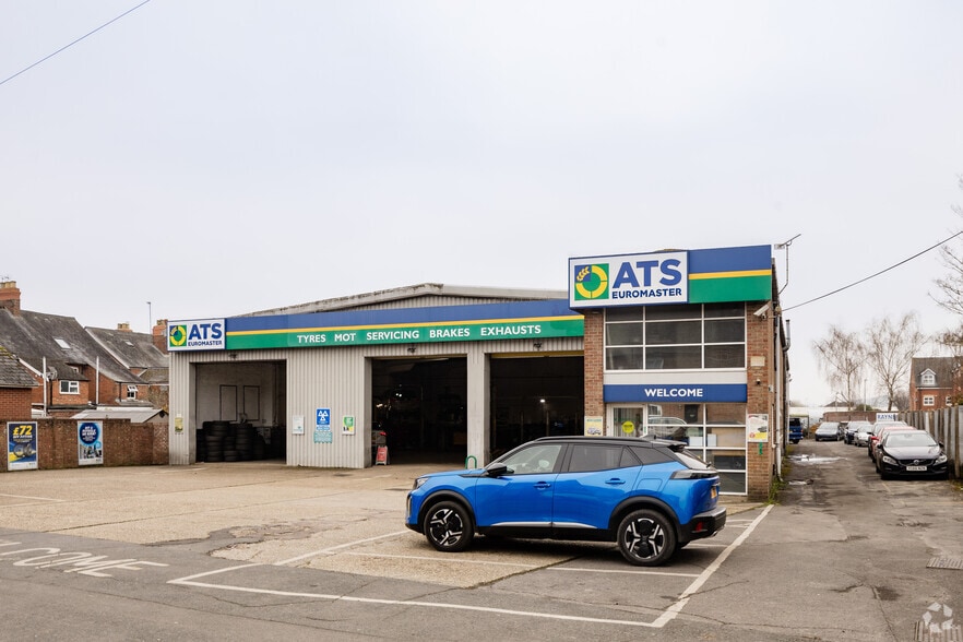 30 Queens Rd, Newbury for sale - Primary Photo - Image 1 of 2