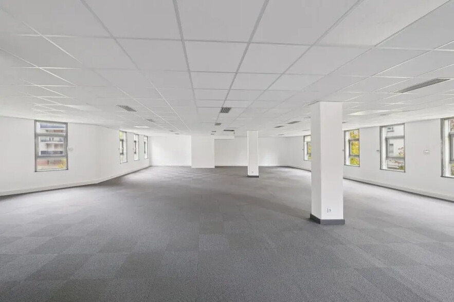 6-8 Rue Eugène Et Armand Peugeot, Rueil-Malmaison to rent - Building Photo - Image 3 of 8