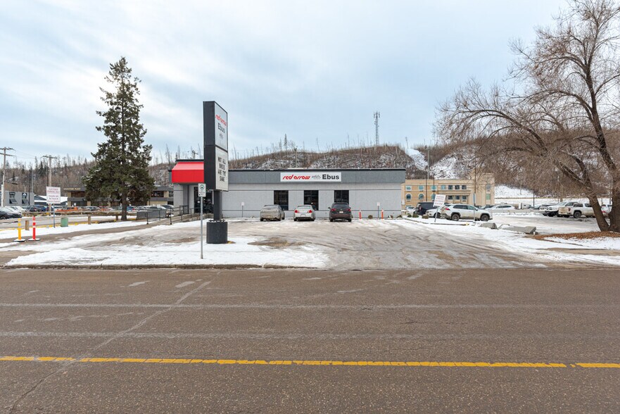 10013 MacDonald Ave, Fort McMurray, AB for rent - Building Photo - Image 2 of 10