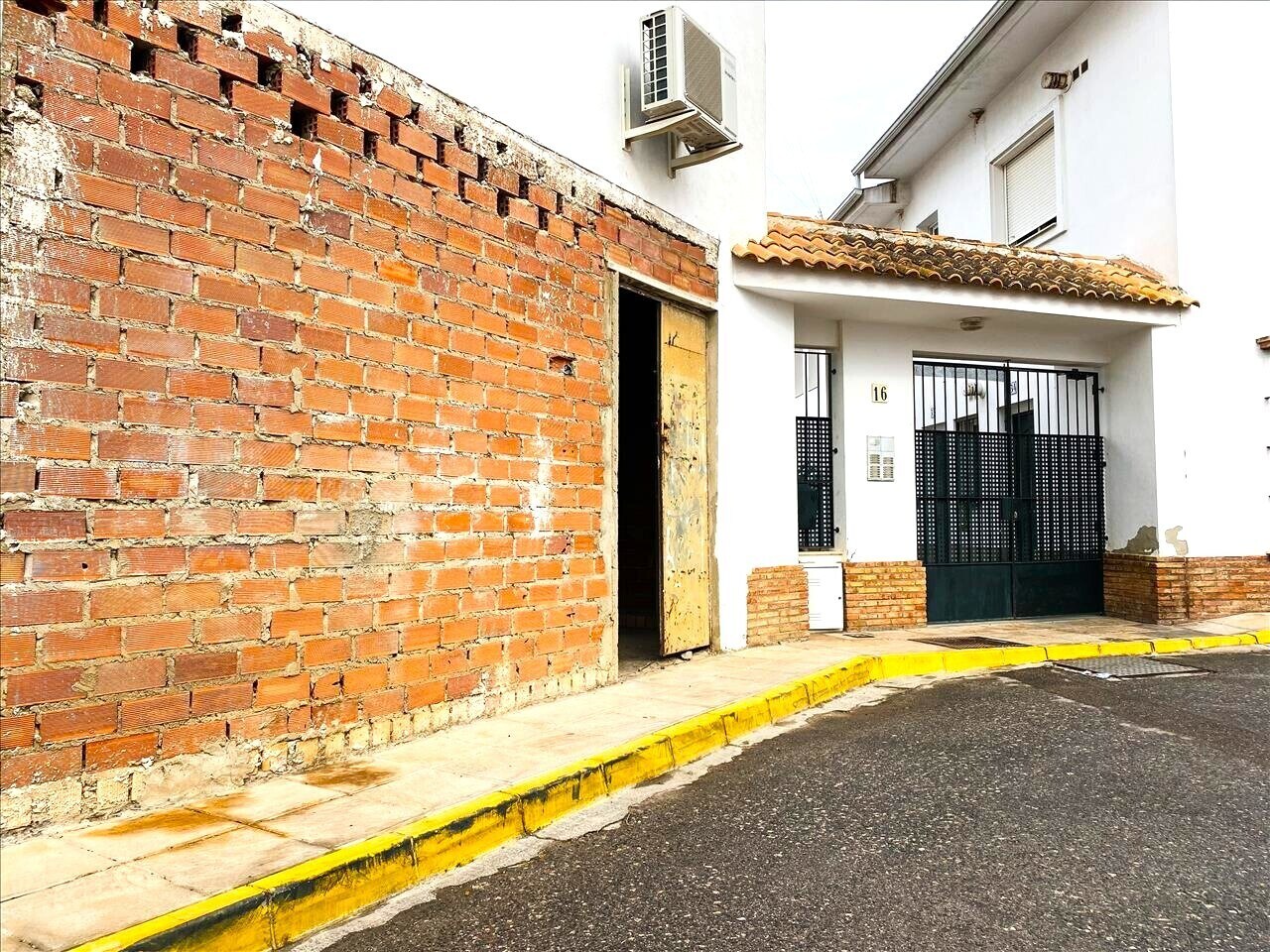 Calle Guadiamar, Sanlúcar la Mayor, Sevilla for sale Building Photo- Image 1 of 18