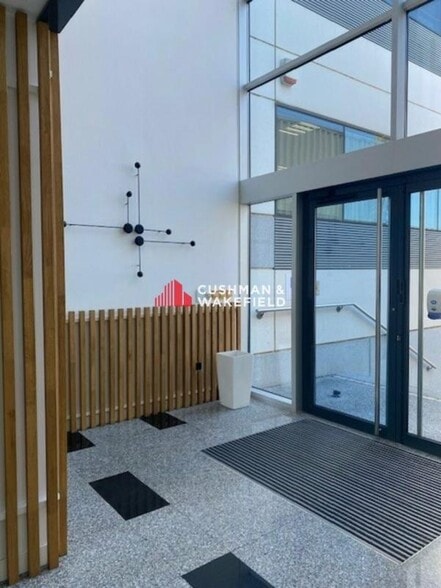 7 Avenue Didier Daurat, Blagnac to rent - Lobby - Image 1 of 6