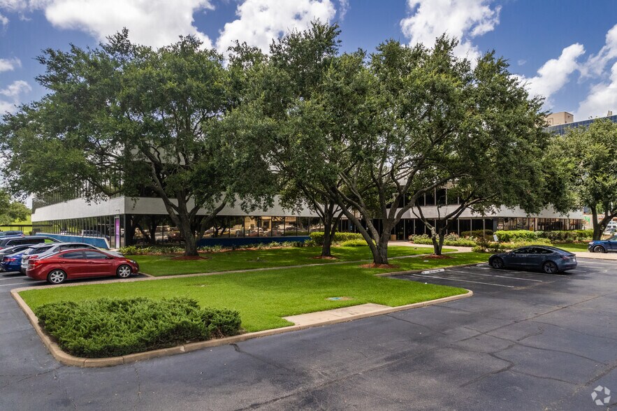 810 Highway 6 S, Houston, TX for rent - Building Photo - Image 2 of 6