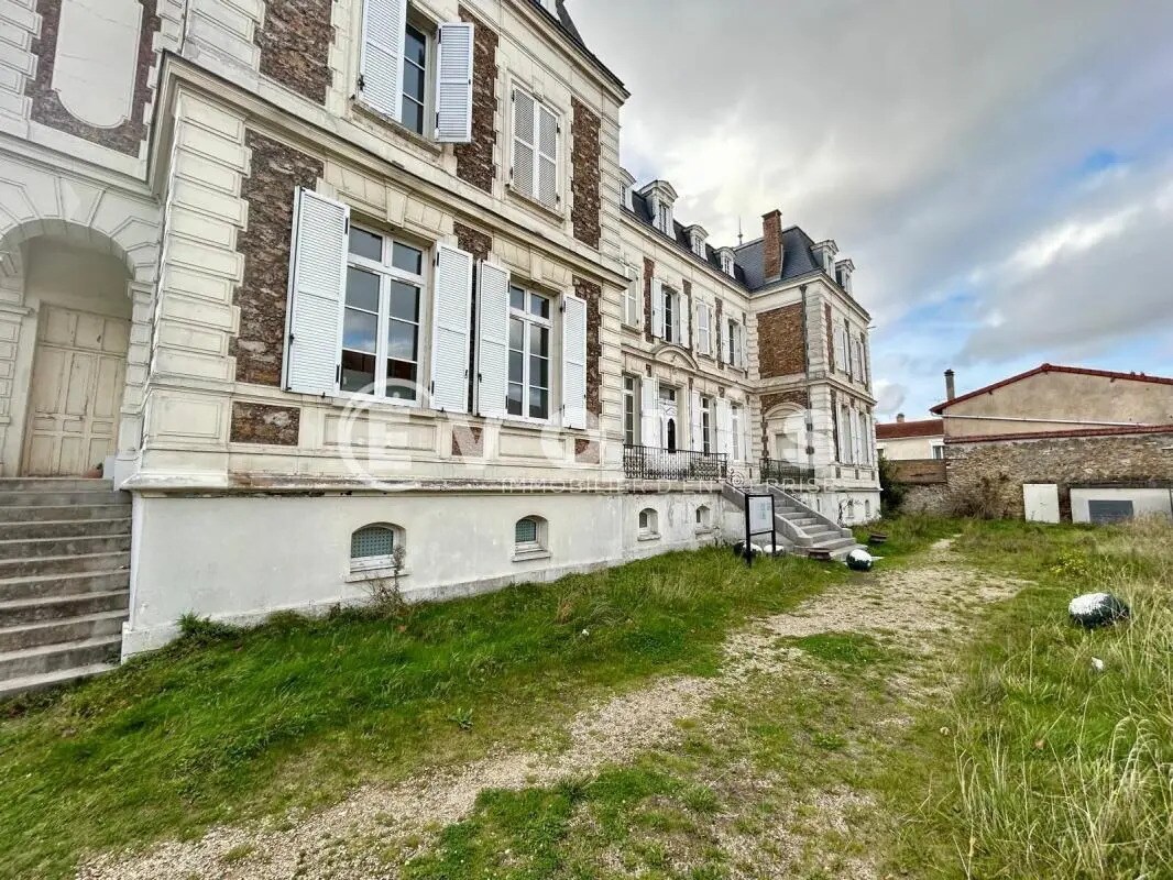 Office in Corbeil-Essonnes to rent Building Photo- Image 1 of 8