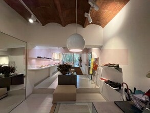 Retail in Barcelona, Barcelona to rent Interior Photo- Image 1 of 4