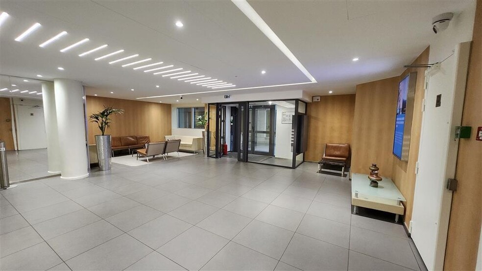 Office in Boulogne-Billancourt to rent - Lobby - Image 2 of 7