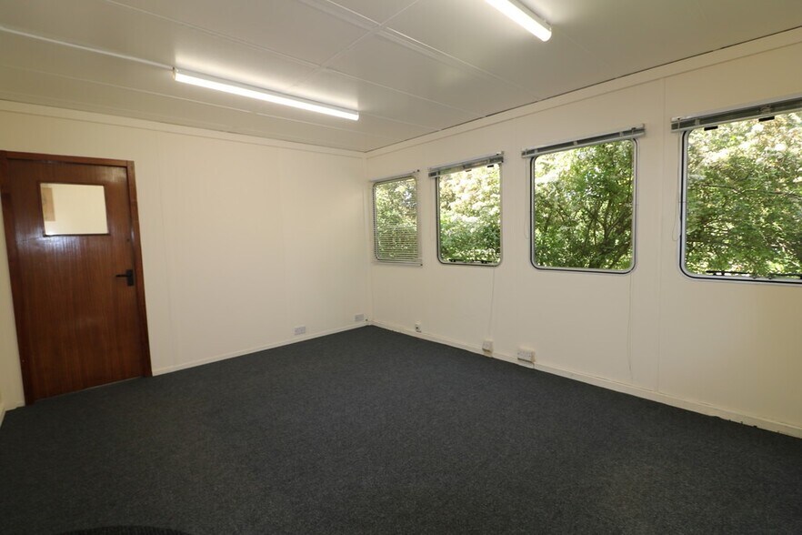 Unit 24 Old Maltings Industrial Estate, Wickford to rent - Interior Photo - Image 2 of 4
