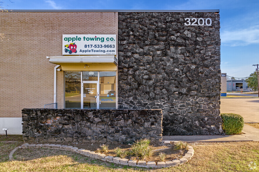 3200 E Randol Mill Rd, Arlington, TX for rent - Building Photo - Image 3 of 5