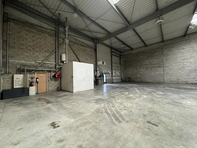 Light Industrial in Goussainville to rent - Building Photo - Image 2 of 11