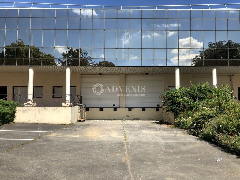 Light Industrial in Goussainville to rent - Building Photo - Image 2 of 8
