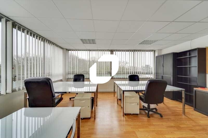 Office in Ris-Orangis to rent - Building Photo - Image 2 of 13