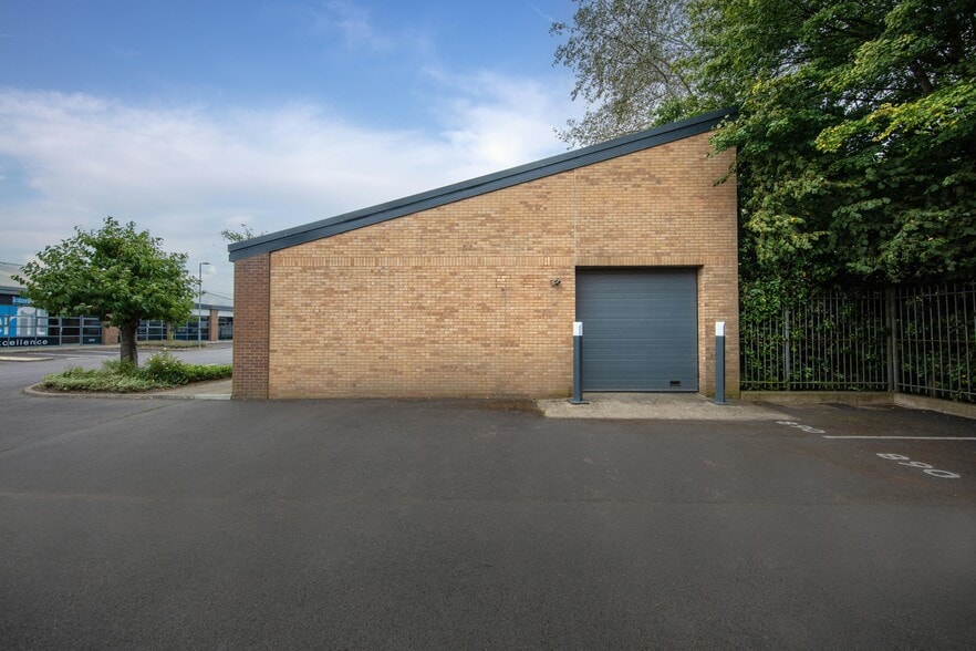 890 Plymouth Rd, Slough to rent - Building Photo - Image 3 of 4