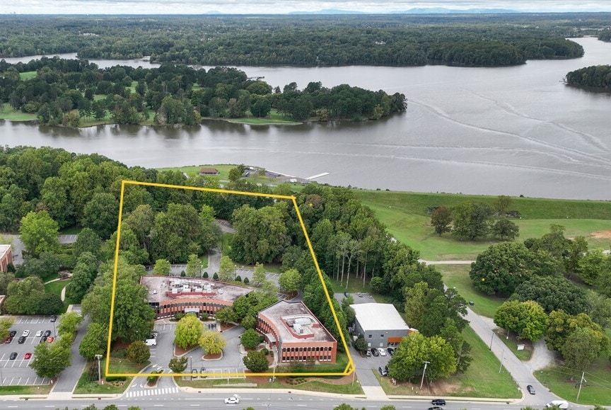 1829 Eastchester Dr, High Point, NC to rent - Building Photo - Image 2 of 28