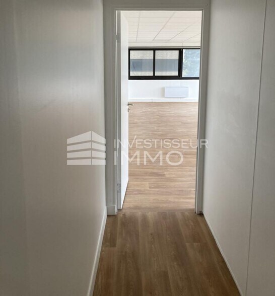 Office in Asnieres Sur Seine for sale - Interior Photo - Image 2 of 4