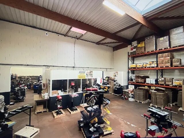 Light Industrial in Décines-Charpieu to rent Building Photo- Image 1 of 8