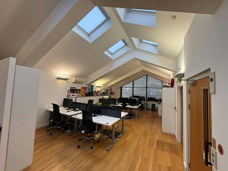 Pooley Dr, London to rent - Building Photo - Image 2 of 14