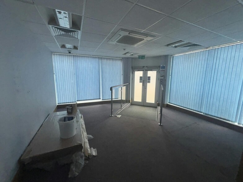 377-387 London Rd, Portsmouth to rent - Building Photo - Image 2 of 12