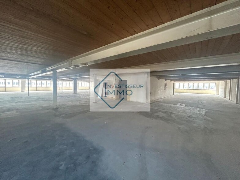 Light Industrial in Paris to rent - Interior Photo - Image 2 of 12