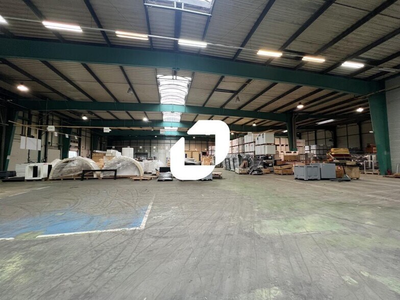 Light Industrial in Lieusaint to rent - Interior Photo - Image 2 of 8