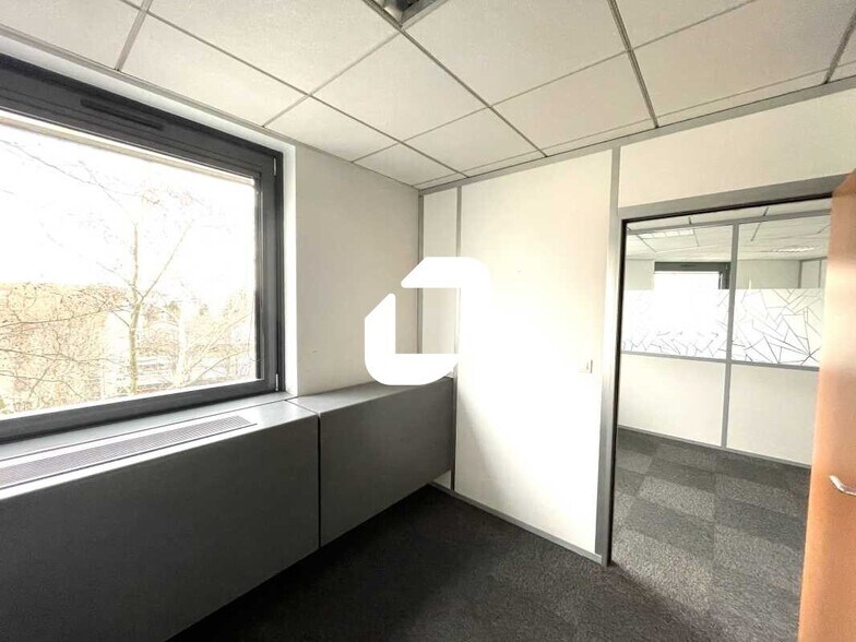 Industrial in Lyon to rent - Interior Photo - Image 3 of 9