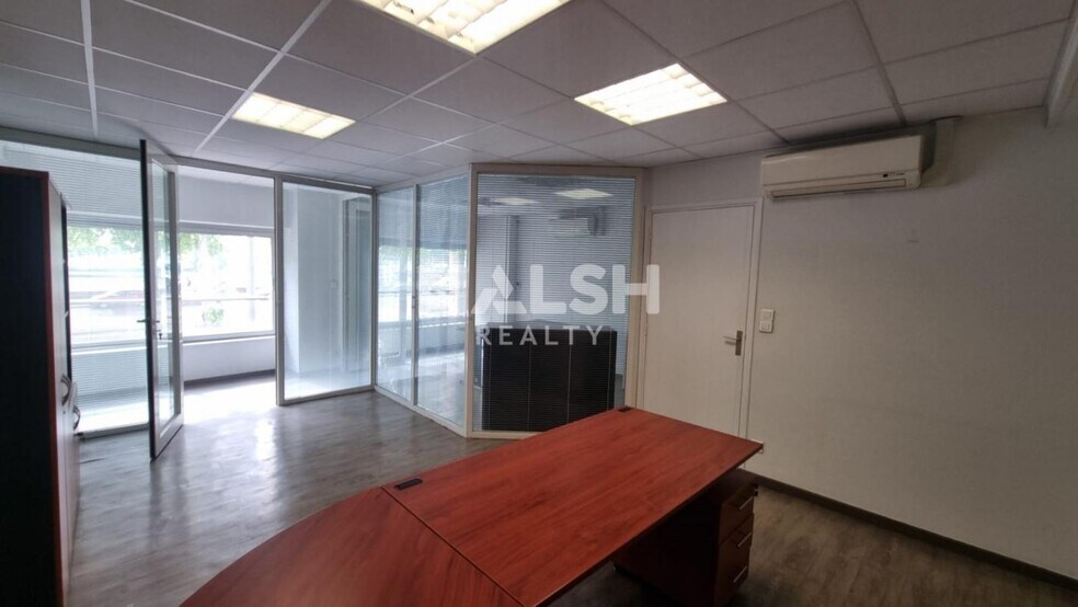 Retail in Lyon to rent - Interior Photo - Image 3 of 24