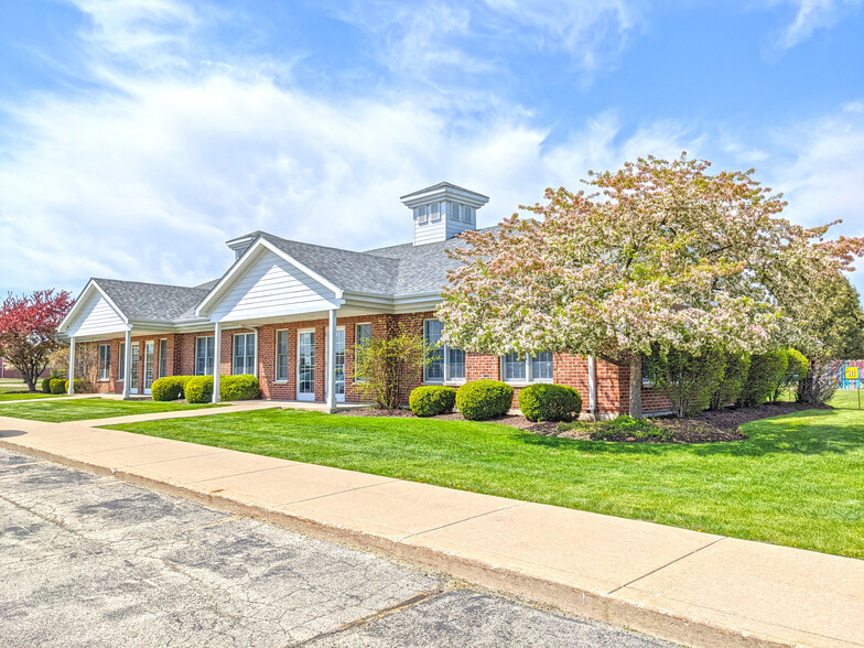 858-863 Center Ct, Shorewood, IL for rent - Building Photo - Image 1 of 21