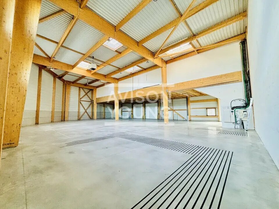 Light Industrial in Romainville to rent Interior Photo- Image 1 of 13