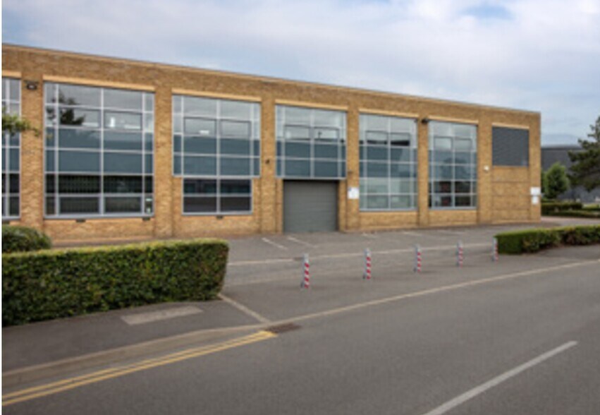 391 Edinburgh Ave, Slough to rent - Building Photo - Image 3 of 4