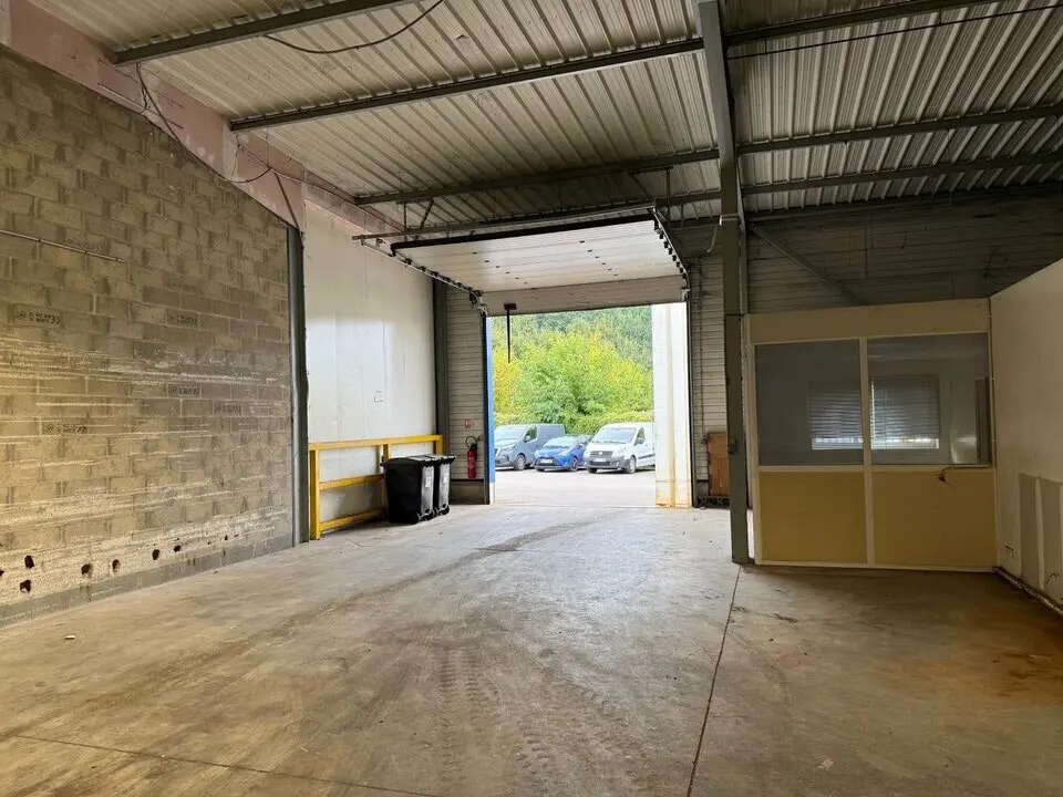 Location Local d'activités 198 m² - Photo 1
